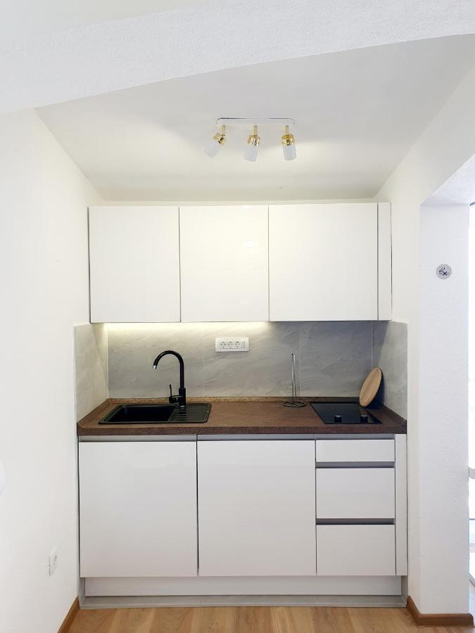 White House Apartments Dugi Rat Exterior photo